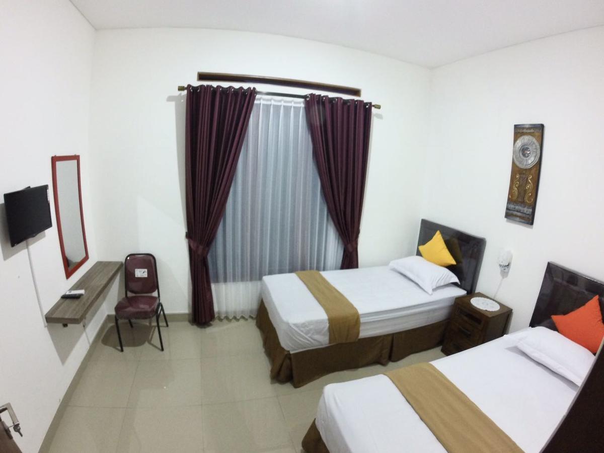 Padma Laguna Guesthouse Baturetno Exterior photo